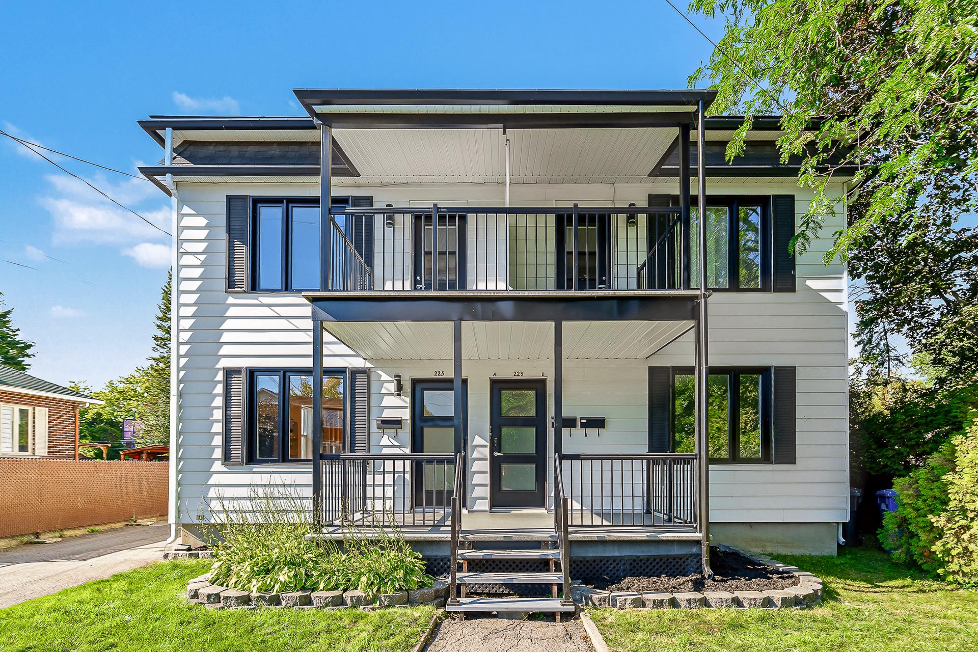 Triplex for sale in Vaudreuil-Dorion — Frontage