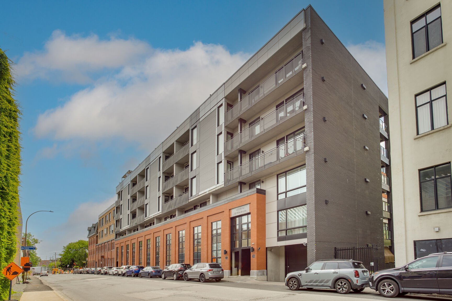 Condominium for rent in Montréal (Le Sud-Ouest) — Frontage