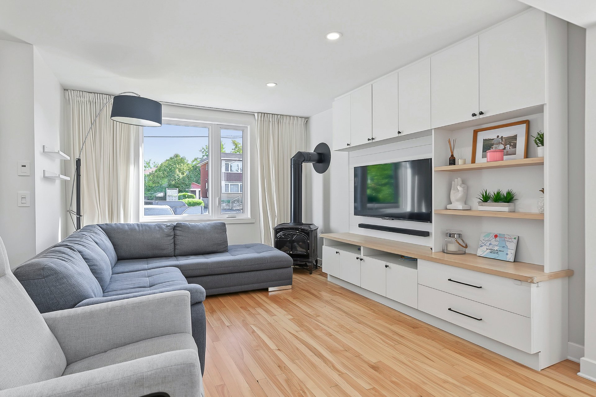 Triplex for sale in Vaudreuil-Dorion — Living room